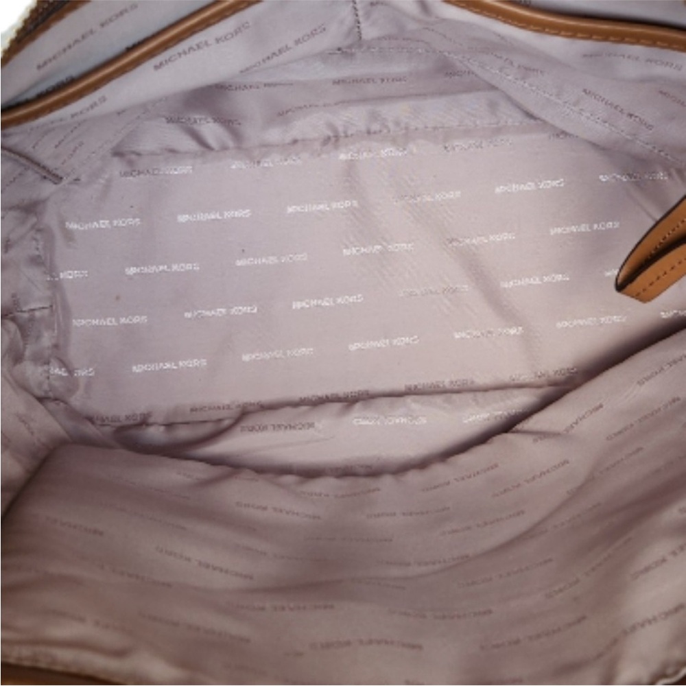 Michael Kors Elegant Beige Tote Bag - Picture 4 of 11
